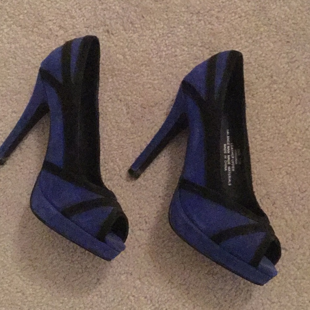 Suede platform pump.